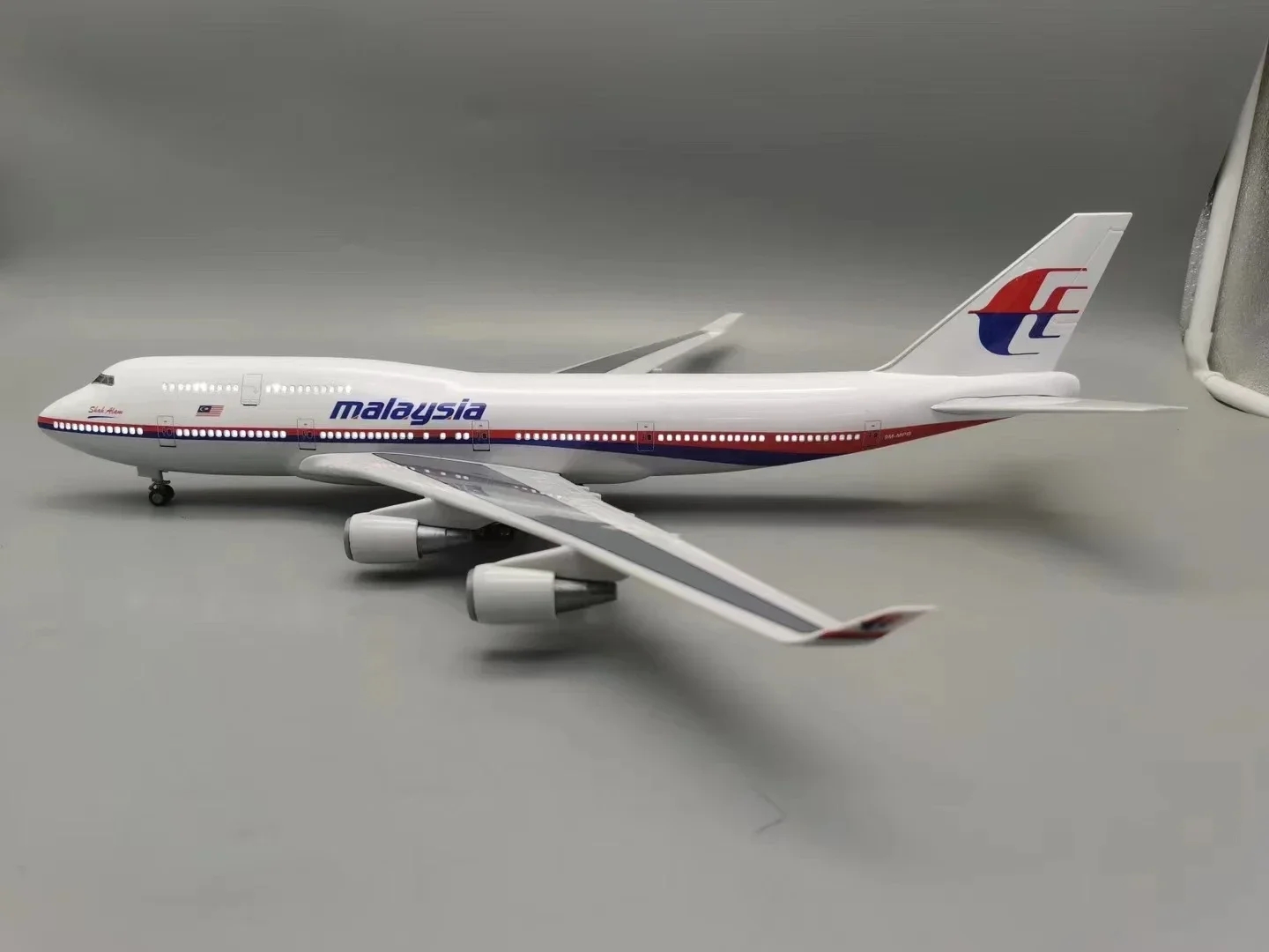 B747 Malaysia Airways 1/150 Sc - огляд і ціна Home Decor Malaysia